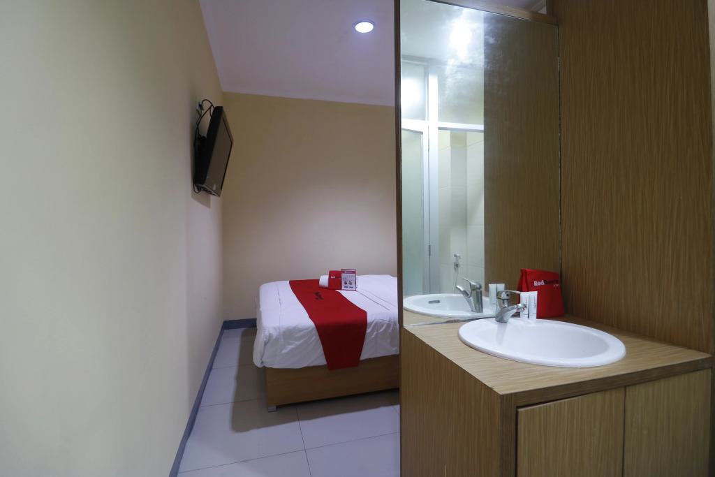RedDoorz near ITC Cempaka Mas