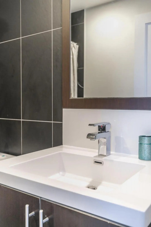 2 Bedroom  2 Bathroom Family Unit. FREE PARKING