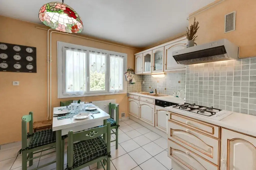 85 m2, calme , parking, centre ville