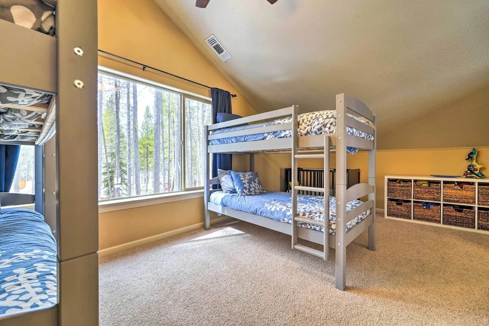 Great for Groups: Soda Springs Cabin w/ Deck!