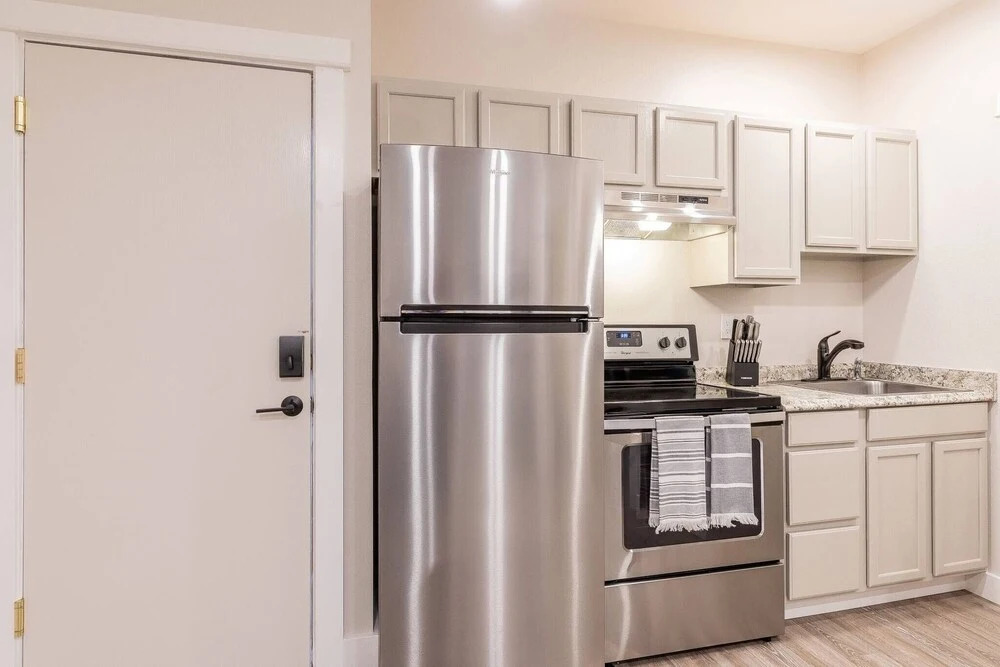 Natural Light And Newly Remodeled 1 Bedroom Unit