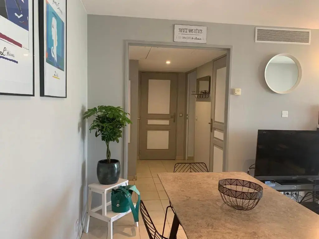 Joli 2p dans résidence calme et securisée avec piscine