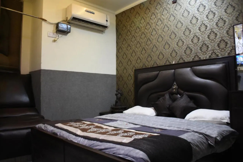 Lucky Restaurant & Guest House Near Taj Mahal