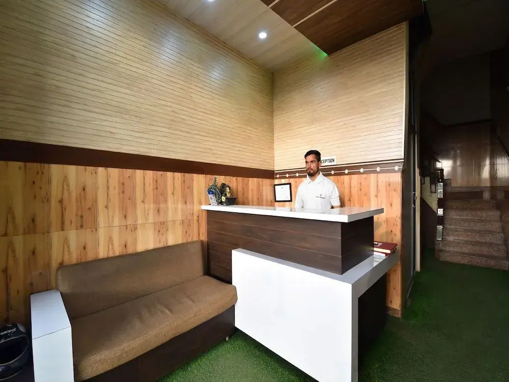 Oyo 28322 Hotel Paradise