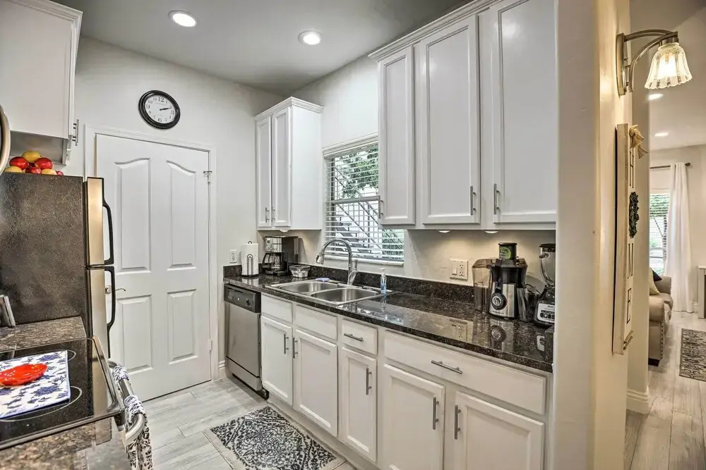 Bright Scottsdale Condo w/ Patio: 8 Mi to Old Town