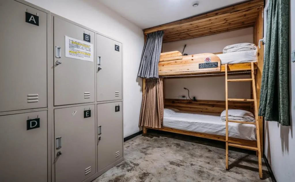 SONDERIA Lazybones Hostel