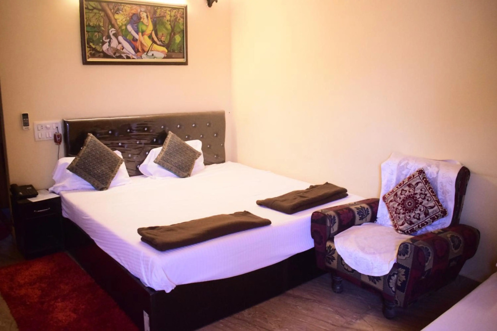 DS Residency-Near Varanasi Jn Railway station N Temples-Parking-Free Wi-Fi