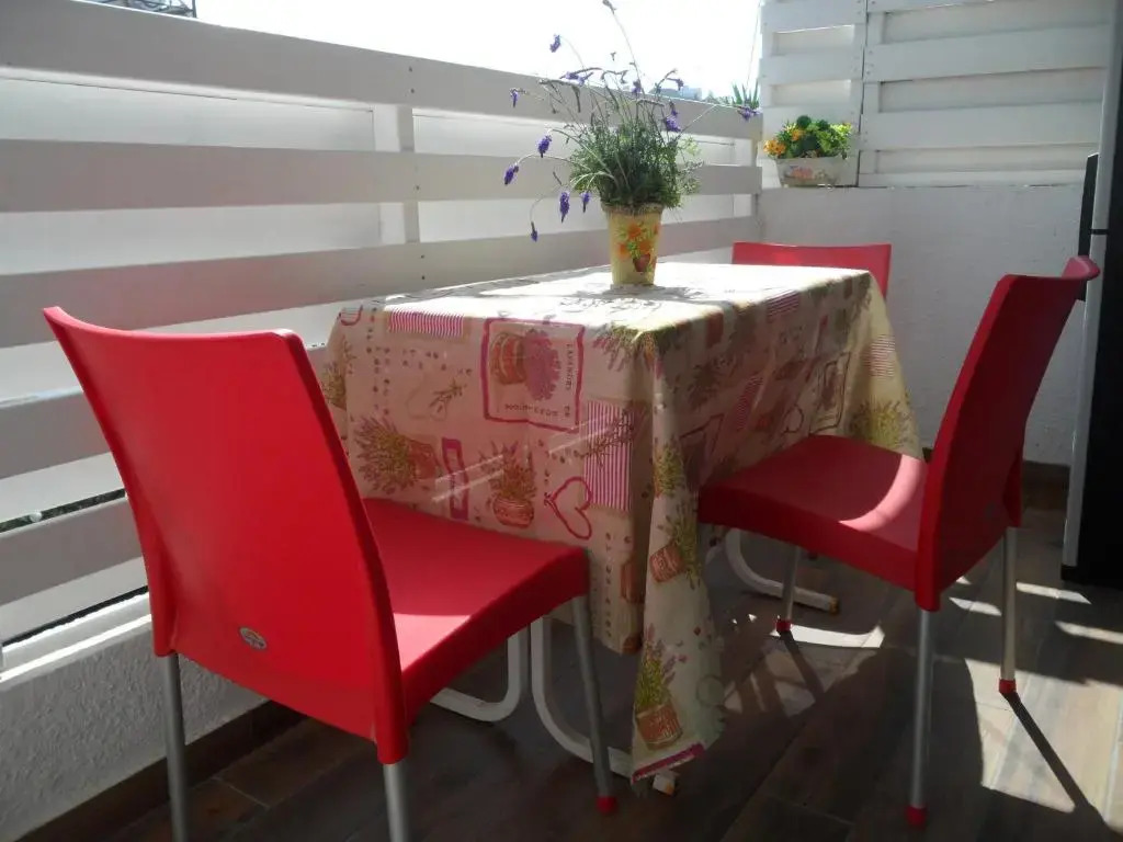 SUNSHINE APTS, TWO BEDROOM , FREE INTERNET, No 3