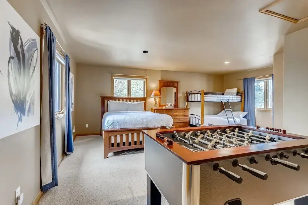 Perfect For Your Family Vacay With Yard, Hot Tub & Pet Friendly! 5 Bedroom Home by RedAwning