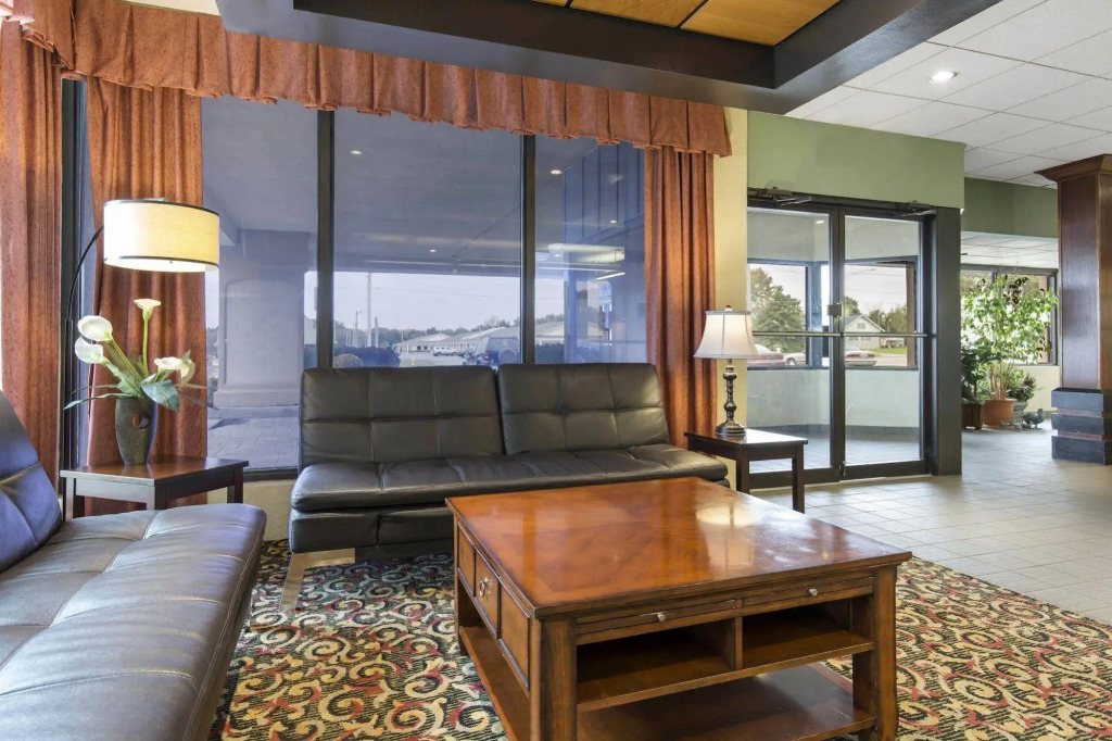 Lamplighter Inn & Suites Pittsburg