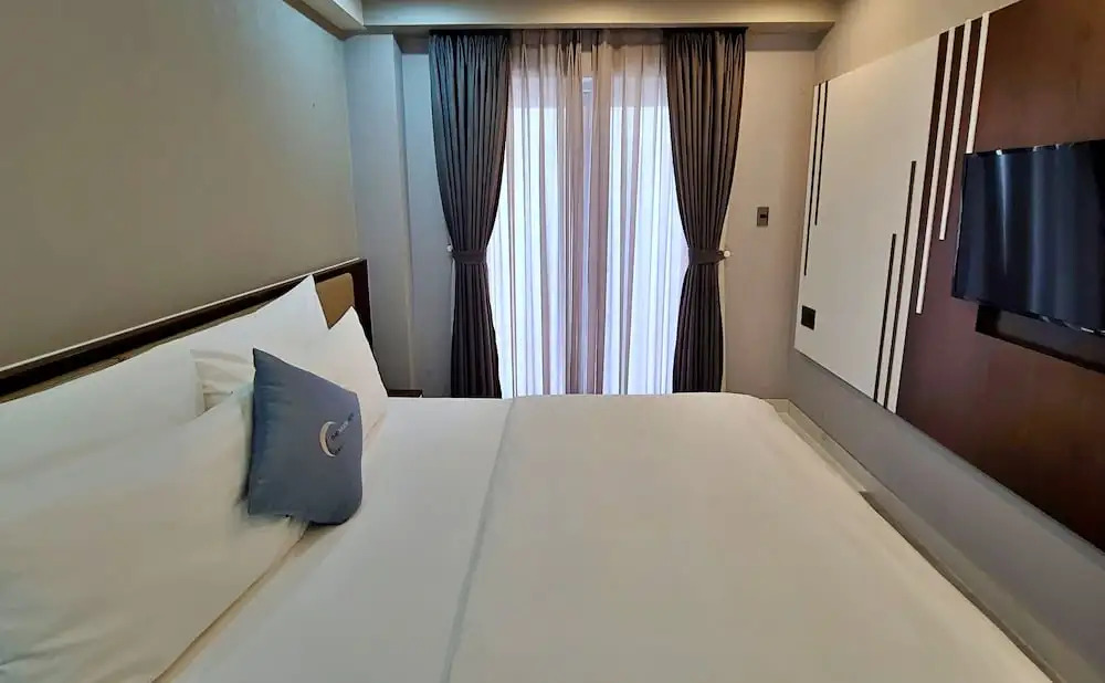 HANZ The Moon Hotel 1