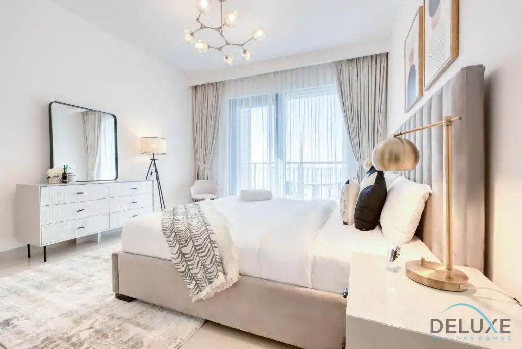 Radiant 3BR With Assistant Room at Harbour Views Tower 1 by Deluxe Holiday Homes