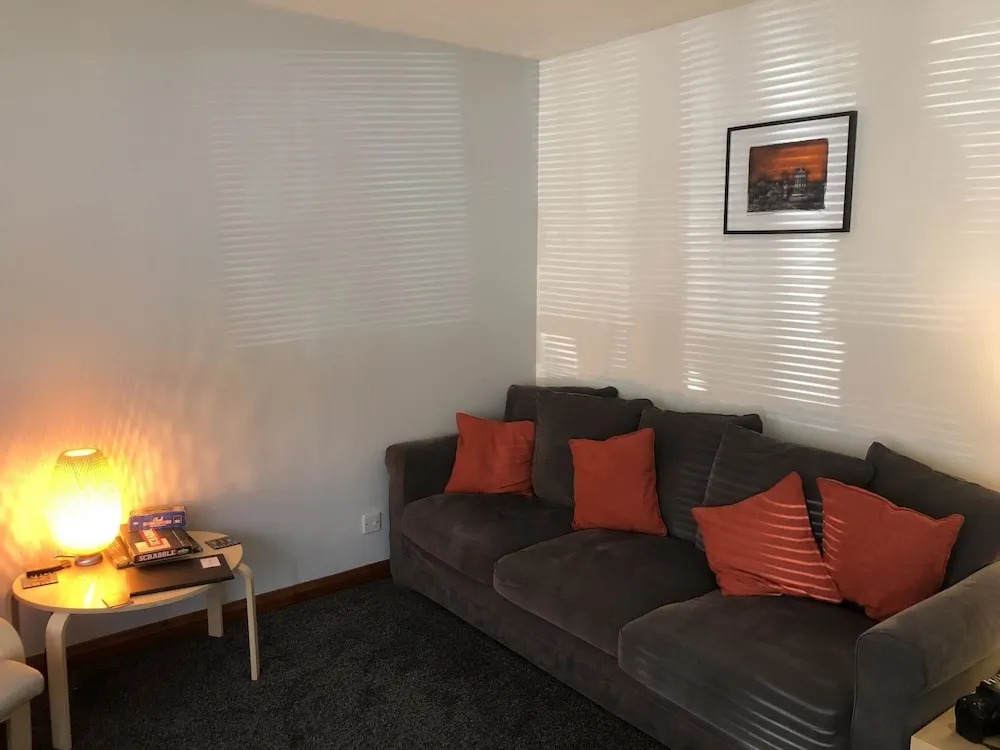 Super 2 Bedroom Flat near Dalkeith Town Center