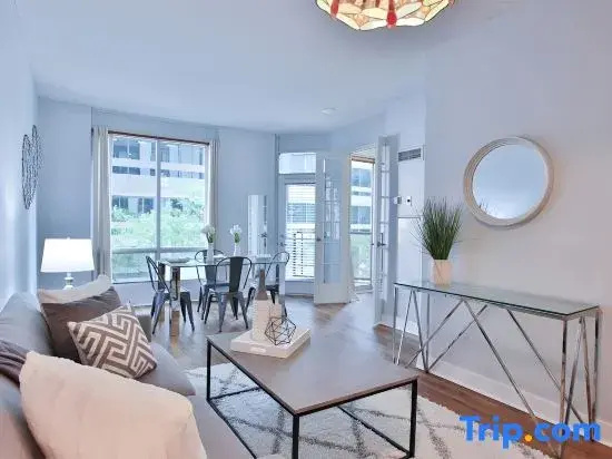 Yorkville Bloor Suites- 2 minutes walk to Transit
