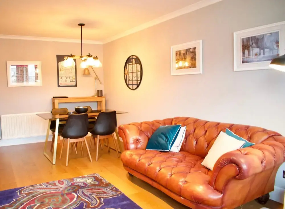 Large 2 Bedroom Flat in Leith With Free Parking