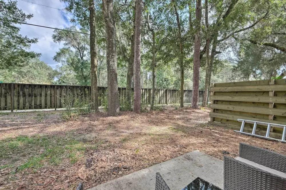 Cozy Condo ~ 5 Mi to University of Florida!