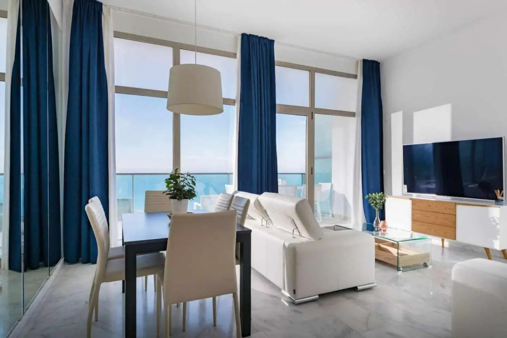 Luxury apartment on the 41st floor with stunning sea views