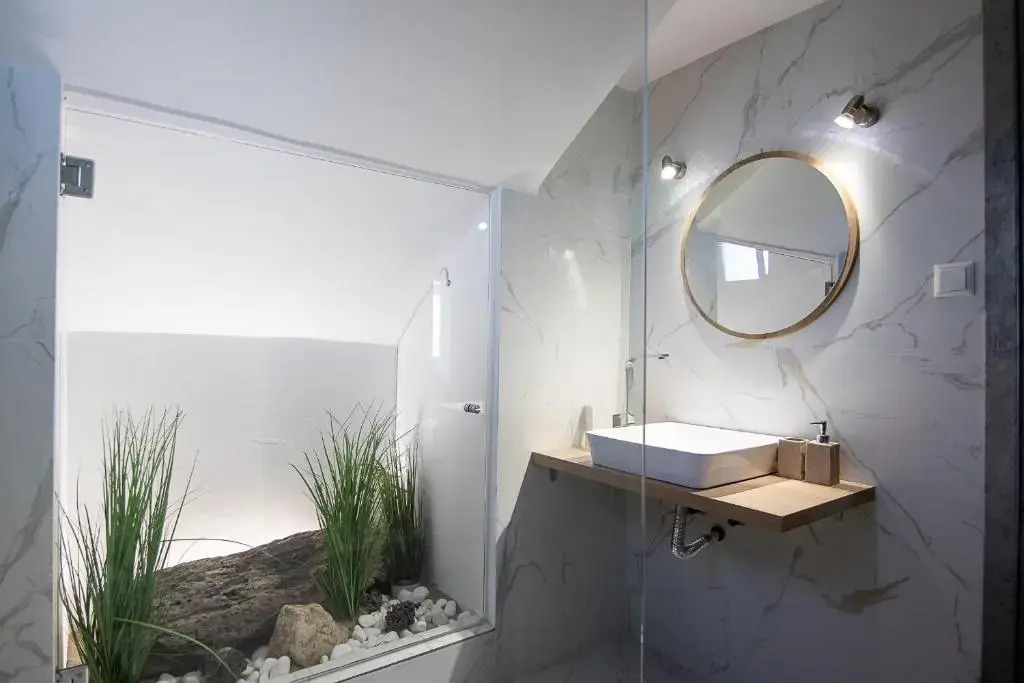 Georgiannas suite with private pool , greysuite