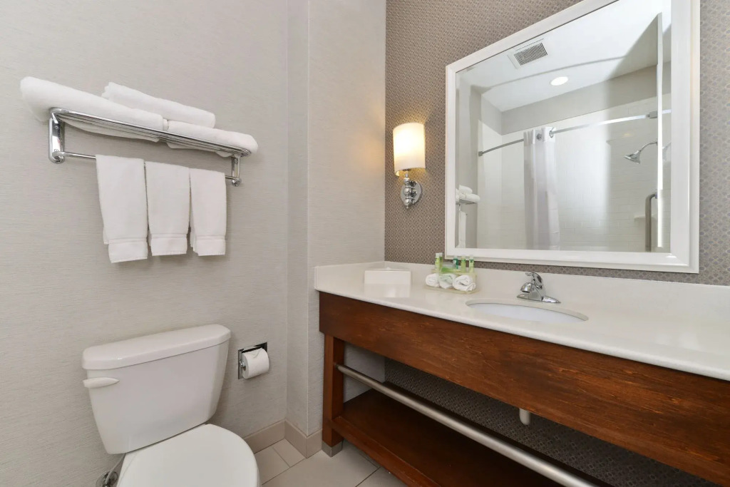 Holiday Inn Express & Suites Terre Haute by IHG
