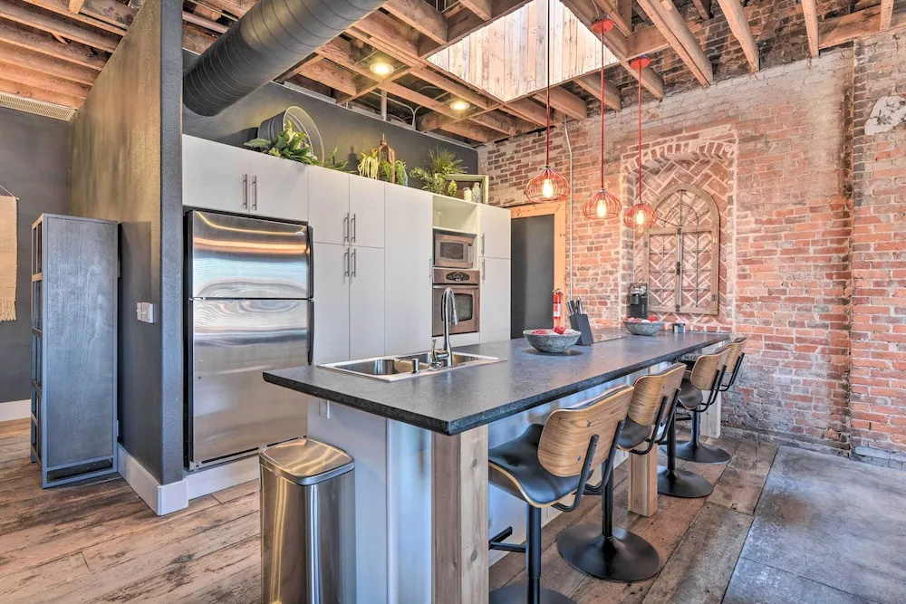 Upscale Loft in the Heart of Dtwn Springfield