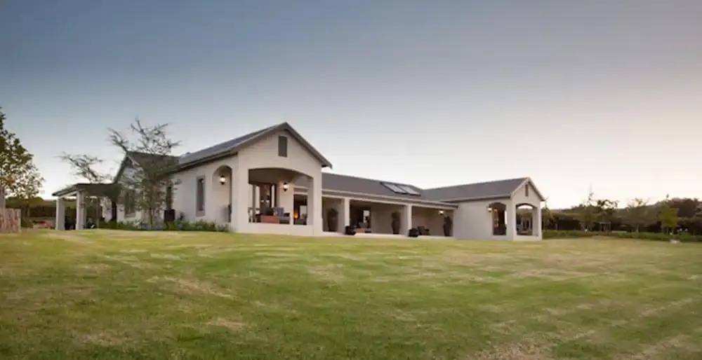 Under Oaks Guesthouse