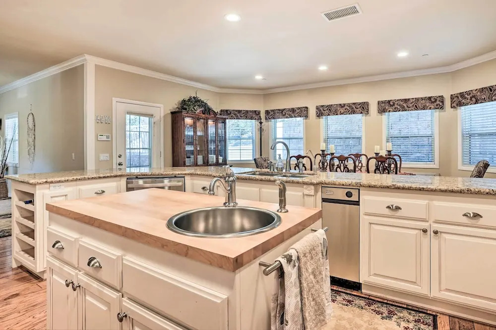 Huge Lake Arrowhead Home w/ 3 Decks & Grill!
