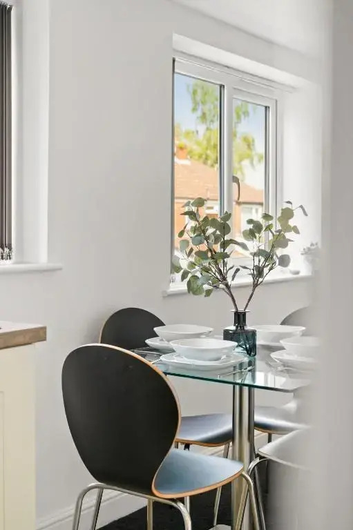 NEW 4 Sarah House by Truestays - 2 Bedroom Apartment - FREE Wifi & Parking