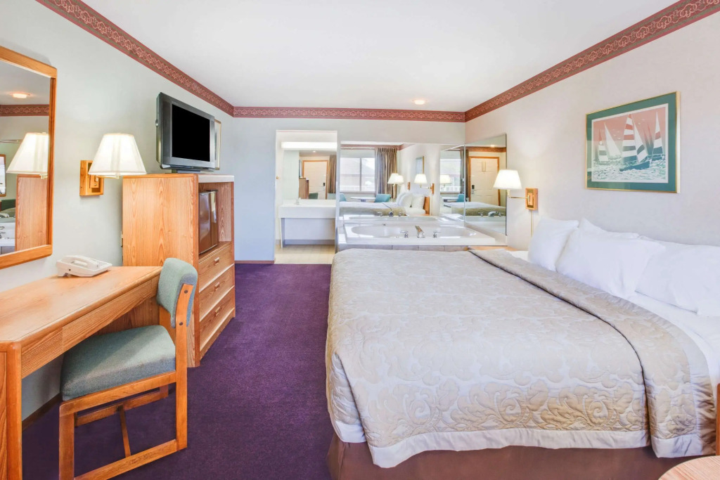 Super 8 Beachfront by Wyndham Mackinaw City, MI