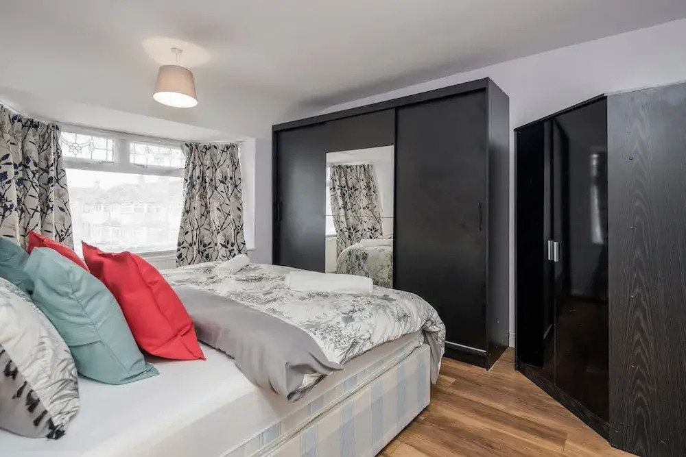Dagenham Dream House - 4 Bedrooms