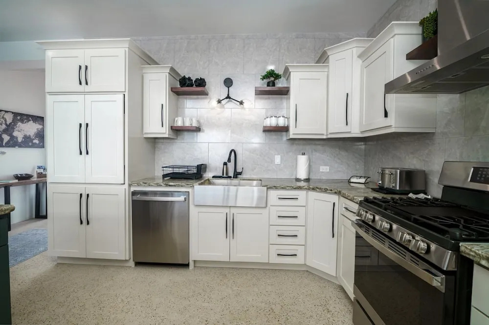 Sand Castle Vista - Spacious 4-Bed Villa in Placencia Village w Pool