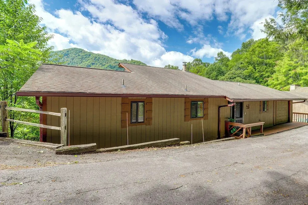 Maggie Valley Mountain Escape w/ Fireplace & Deck!