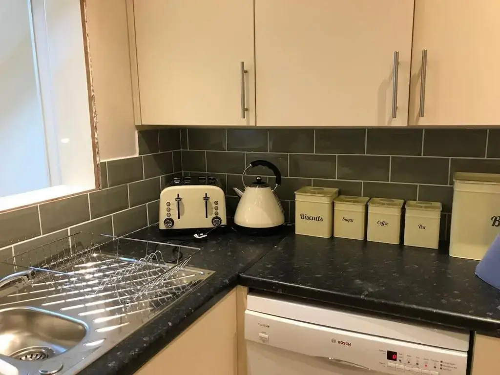 Apartment 5 - two bedroom luxury apartment close to town, mainline rail & theatre stylish and comfortable