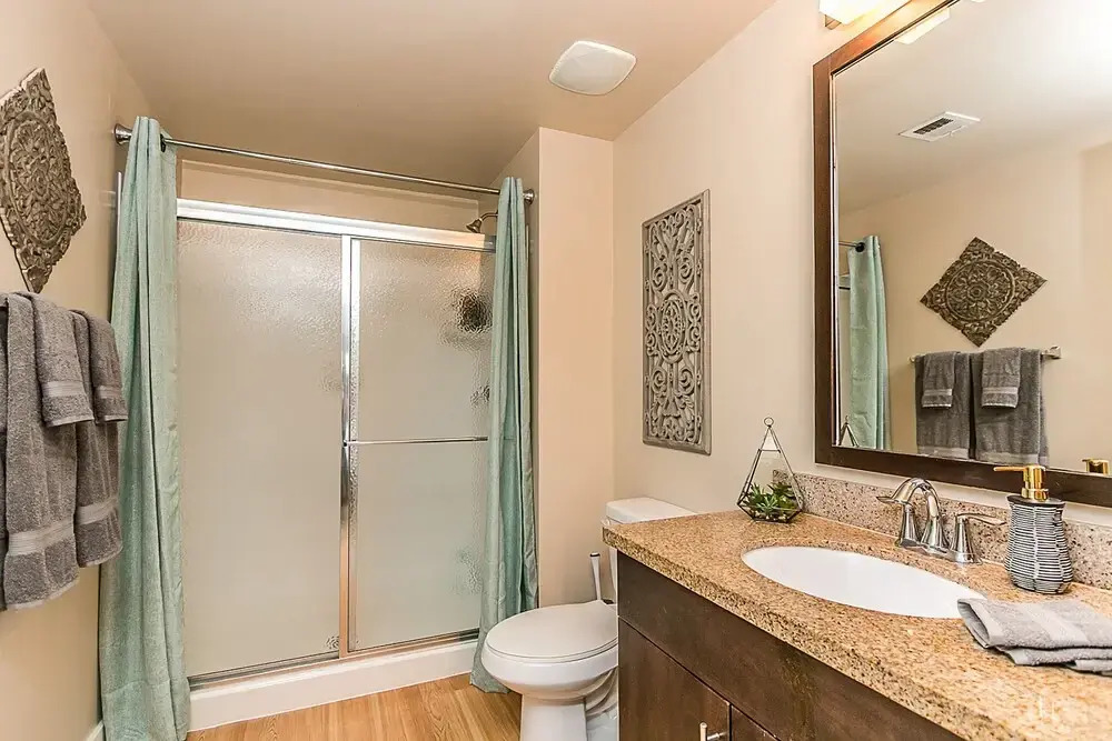 Upscale 2 BR King, Walk to Shops & Dining w/Parking (4036)