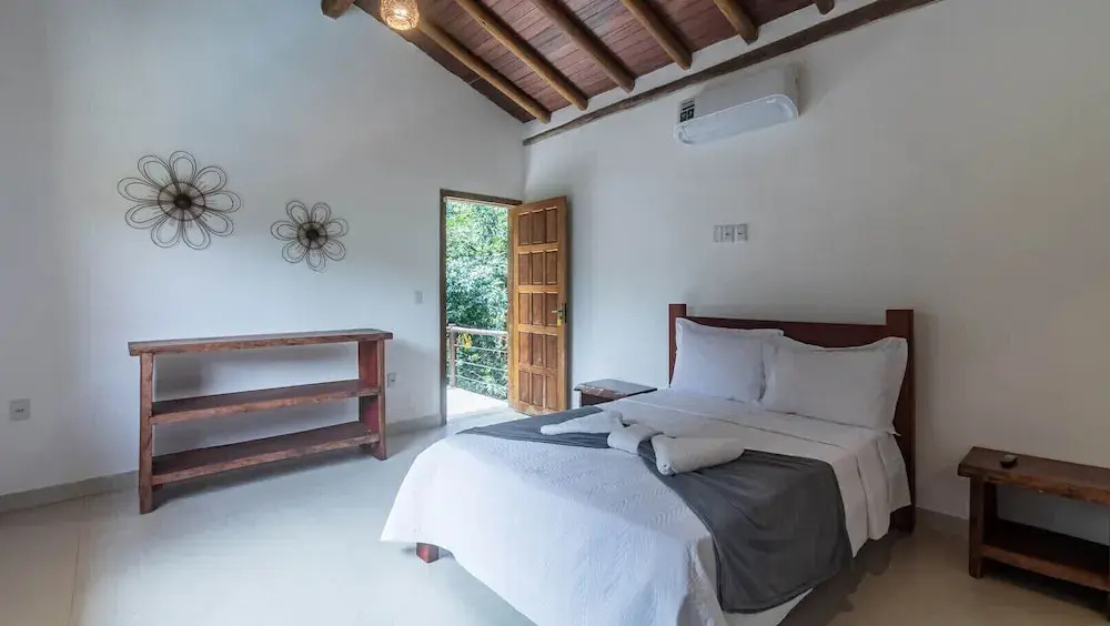 Casa Pet-friendly em Cond com Piscina e 5 Su tes