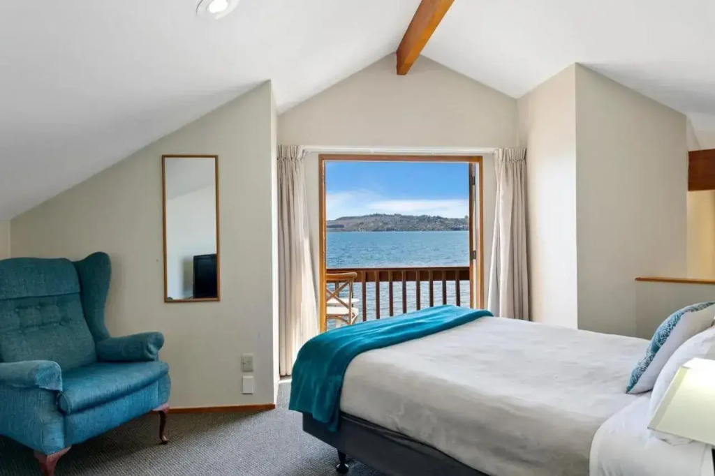Cascades Lakefront Motel
