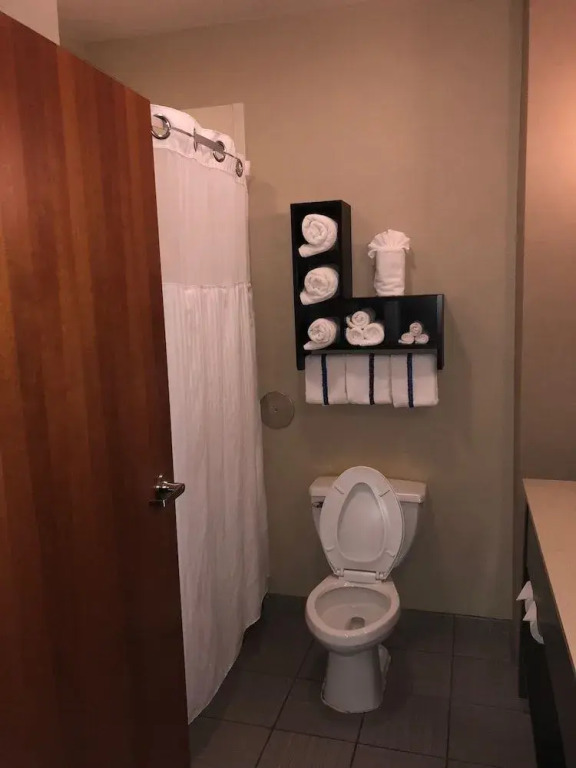 Countryview Inn & Suites