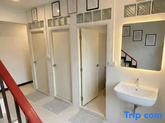 Hostel Bangkok Airport Comfort By MaTong " Near Suvarnabhumi Airport BKK "