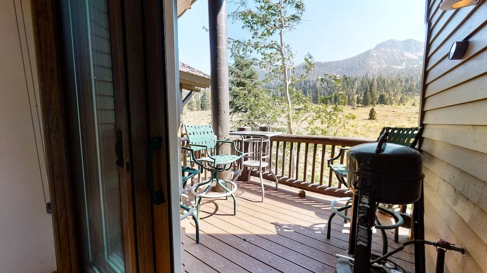 Snowcreek V 760 Pet-Friendly, Amazing Mountain Views, Private 2 Car Garage, Washer Dryer by RedAwning