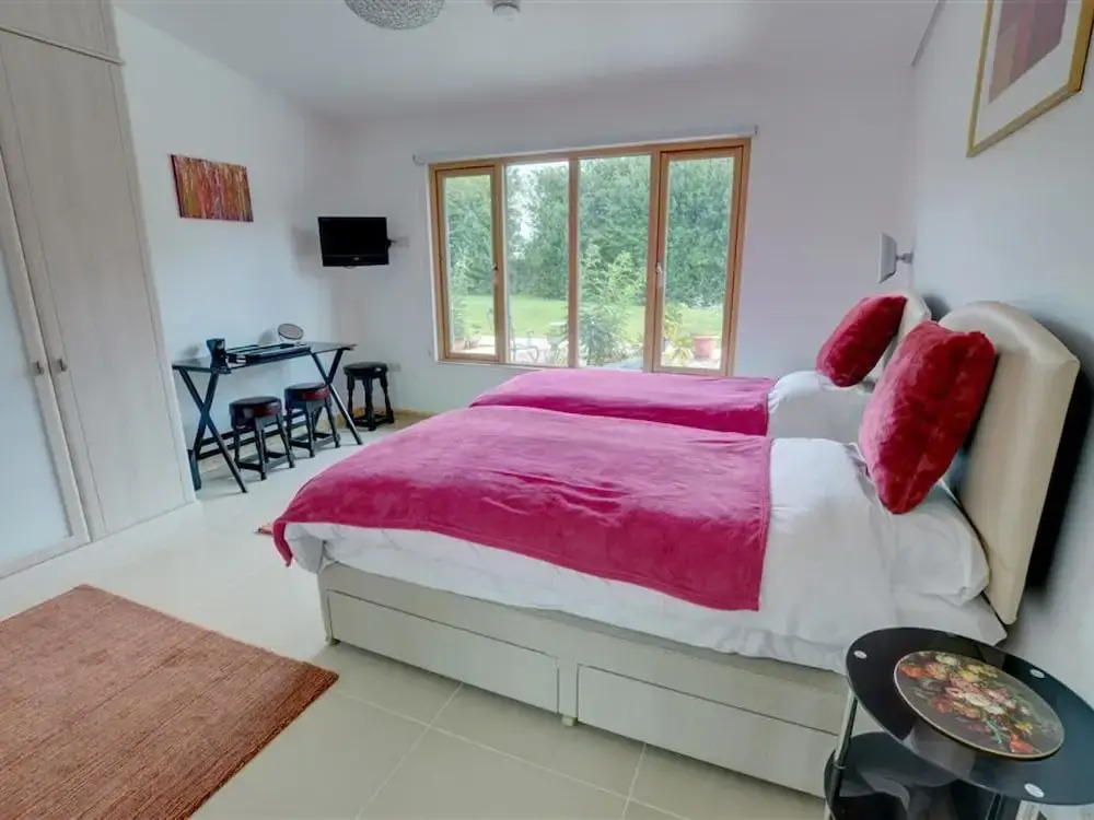 Beautiful, Bright Barn Conversion With Stunning Views of Natural Surroundings, Near Canterbury