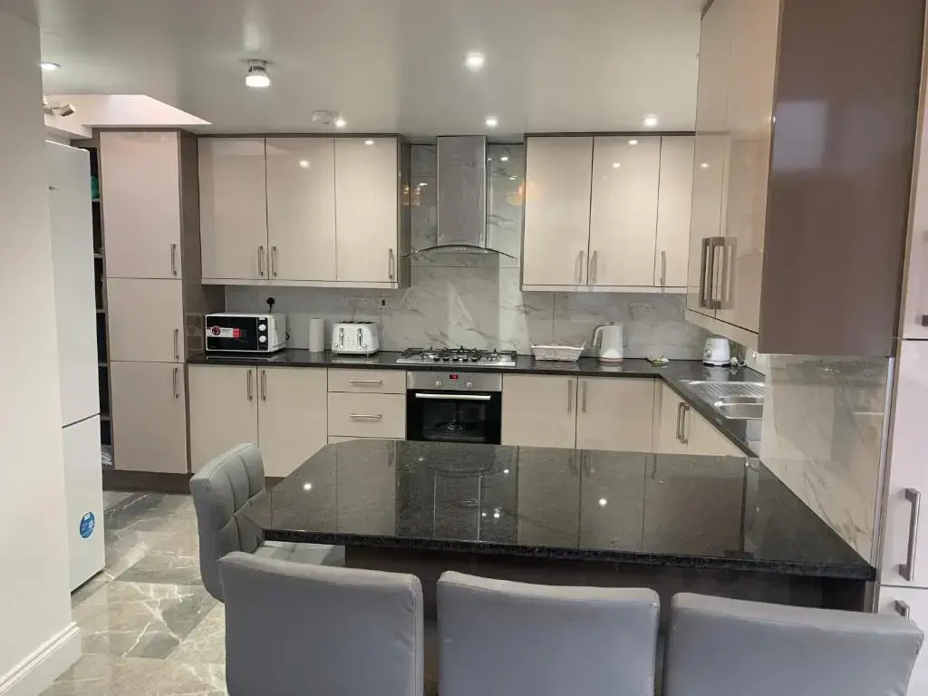 Beautiful 4 ensuite Bedroom House, Free wifi, parking, Family, Corporate, Contractors