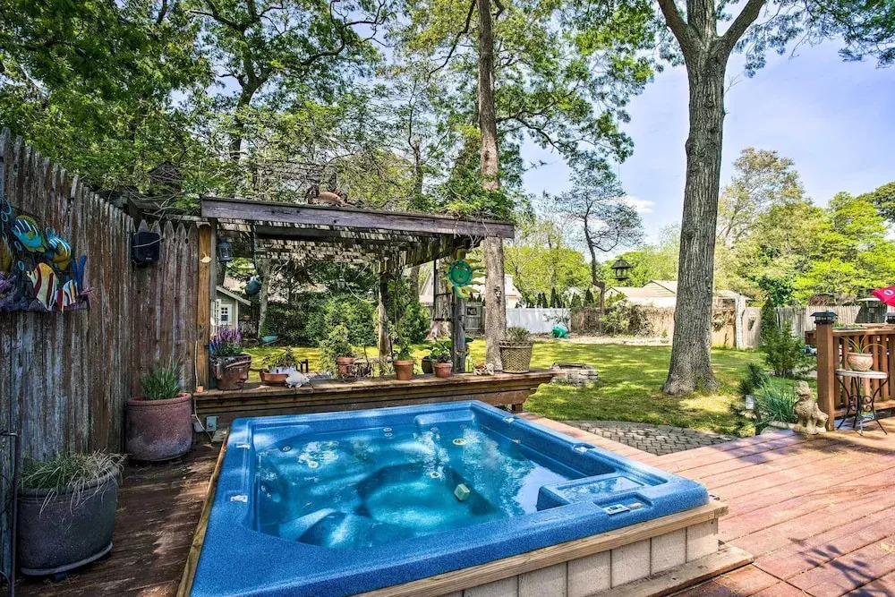 Charming Hampton Bays Home 5 Mi to Coopers Beach