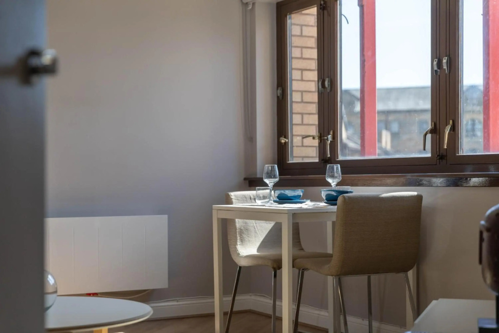 Stunning 1 Bed Merchant City Apartment with Parking