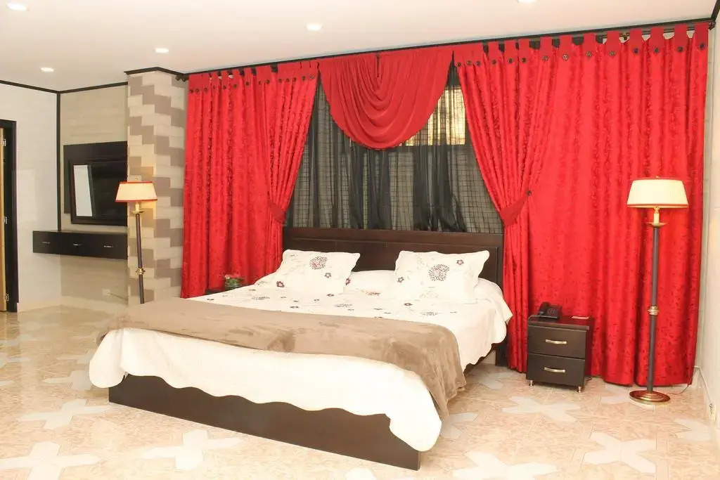 Hollywood Paradise Hotel