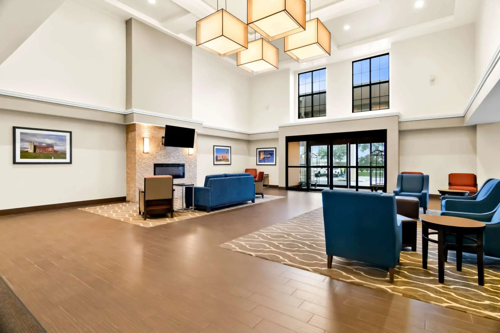 Comfort Suites Rensselaer near Fair Oaks