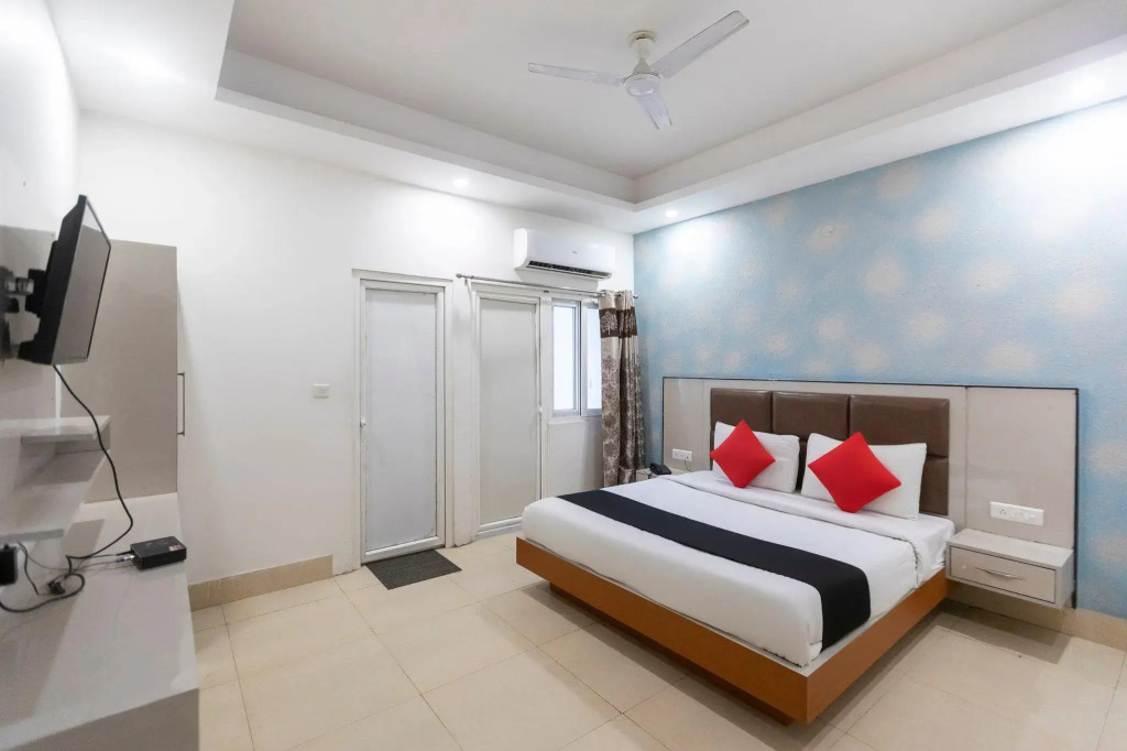 Capital O 64120 Hotel Noida Residency