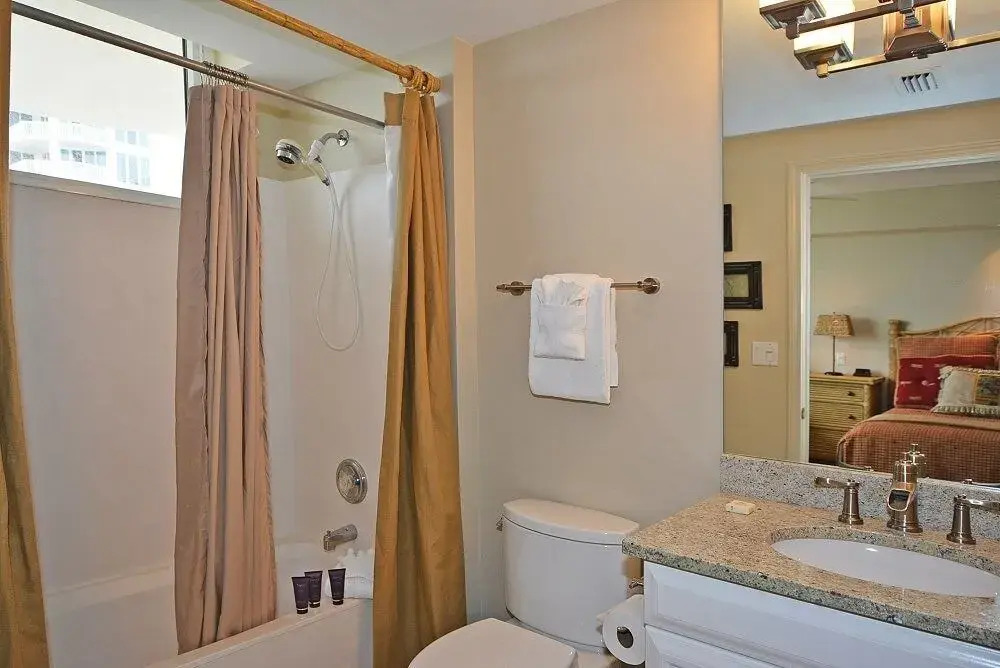 The Gem - 3 Br condo by RedAwning
