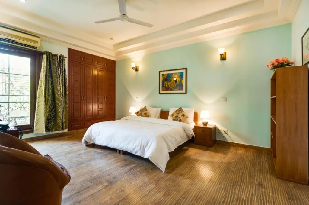 Hostie Aarna-4 BR apt near Moolchand/Apollo, S. Delhi