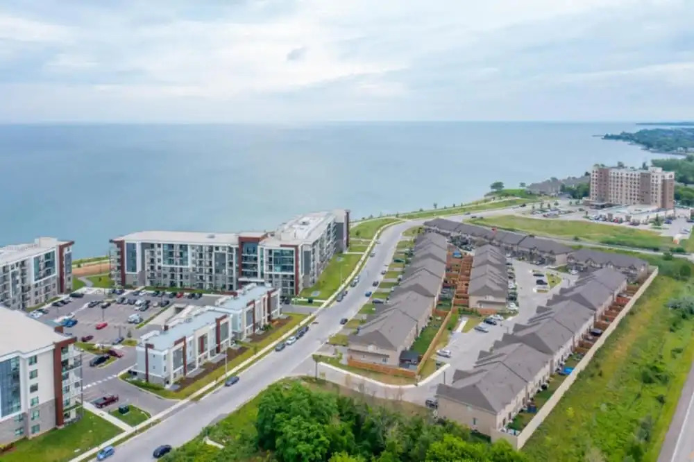 4BR 3BA Townhouse on Lake Ontario Free Parking Gym 2
