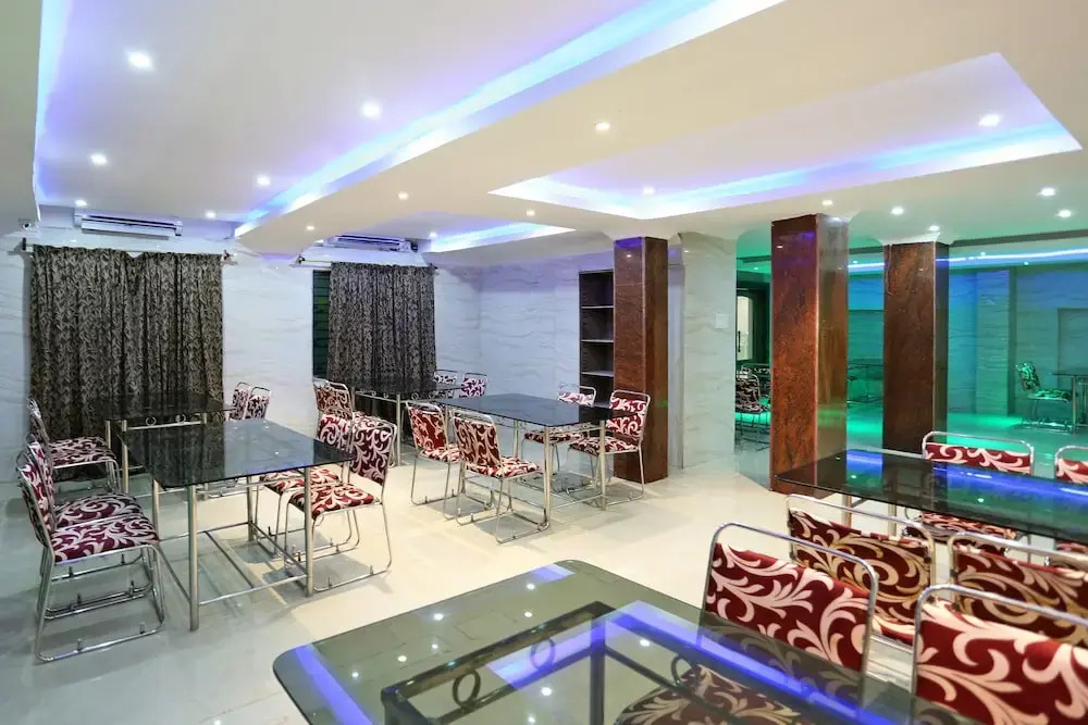 OYO 9855 Hotel Royal Suites