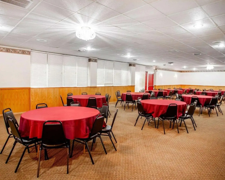 Baymont Inn & Suites by Wyndham Newton IA